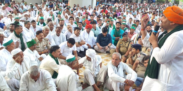 बीकेयू ने किसानों की महापंचायत के बाद अनिश्चित कालीन धरना किया सुरु