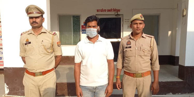 सोशल मीडिया पर आपत्तिजनक ट्वीट करने के फरार आरोपी को पुलिस ने किया गिरफ्तार