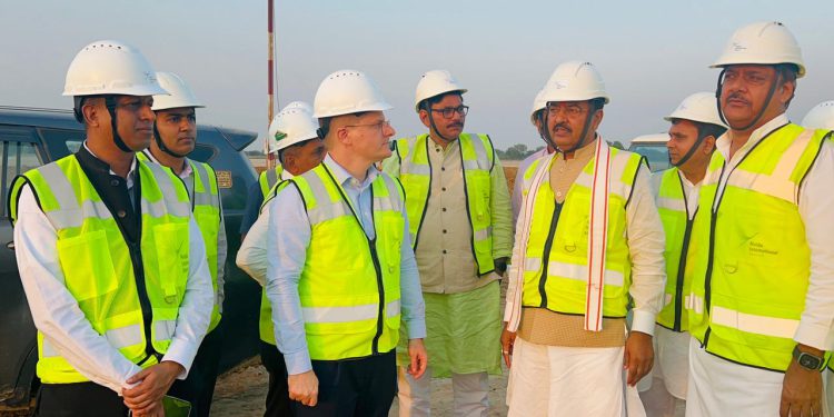 ग्रेटर नोएडा पहुँचे डिप्टी सीएम केशव प्रसाद मौर्य, जिले के विकास कार्यो व एयरपोर्ट के निर्माण कार्य का लिया जायजा