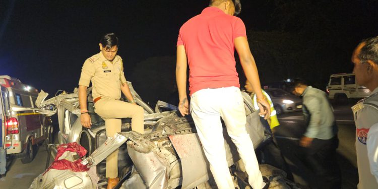 यमुना एक्सप्रेसवे पर देर रात हुआ दर्दनाक हादसा, ईको सवार 5 लोगो की मौके पर हुई मौत, तीन गंभीर रूप से घायल