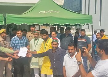ओप्पो कंपनी से तीन युवाओं को नोकरी से निकालने के विरोध में बेरोजगार सभा का प्रदर्शन