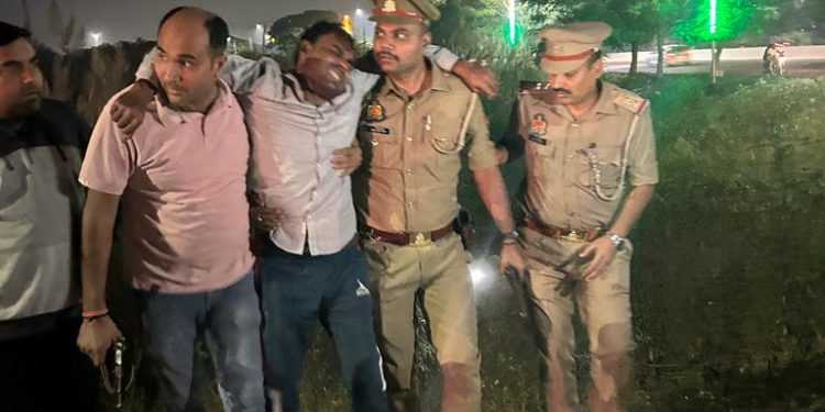 कार में लिफ्ट देकर लूट करने वाले चार बदमाशों से हुई मुठभेड़, अवैध तमंचा, कारतूस, कार सहित नगदी बरामद