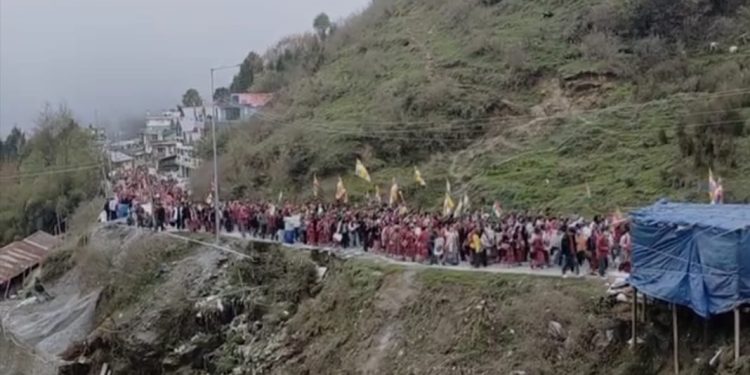 दलाईलामा पर दिए गए विवादित बयान को लेकर नीरज कुमार के विरोध में उतरे लोग