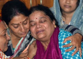 ‘प्रदर्शनी मत लगाओ’… शहीद कैप्टन की मां को चेक देने पहुंचे यूपी के मंत्री का वी‍ड‍ियो वायरल, व‍िपक्षी नेताओं ने दिए ये रिएक्शन