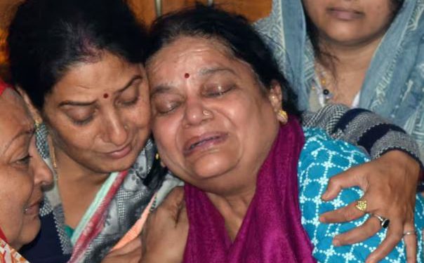 ‘प्रदर्शनी मत लगाओ’… शहीद कैप्टन की मां को चेक देने पहुंचे यूपी के मंत्री का वीडियो वायरल, विपक्षी नेताओं ने दिए ये रिएक्शन