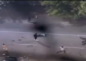 सोसायटी के बाहर आतिशबाजी कर रहे तीनों लोगों को कार ने मारी टक्कर, एक की हालत गंभीर