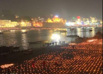 काशी में देव दीपावली की धूम, 12 लाख दीपों से जगमग हुए घाट, कार्यक्रम में CM योगी हुए शामिल