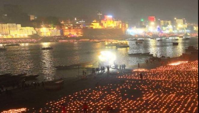 काशी में देव दीपावली की धूम, 12 लाख दीपों से जगमग हुए घाट, कार्यक्रम में CM योगी हुए शामिल