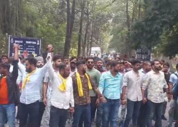 IIT-BHU में दीवार खड़ी करने की सूचना पर छात्रों का विरोध, क्लास छोड़कर निकाला आक्रोश मार्च