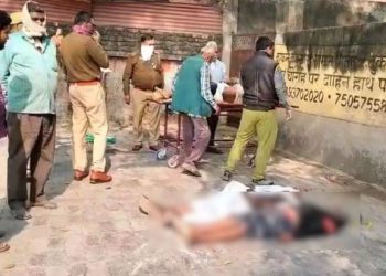 सांप के डंसने से मर चुके युवक को जिंदा करने का दावा, शव के पास घंटों लेटा रहा तांत्रिक, पुलिस ने पटकी लाठी