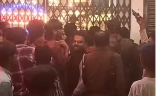 विराट कोहली की सेंचुरी पर होटल ने दिया ऑफर, बिरयानी खाने के लिए बेकाबू हुई भीड़, पुलिस आई