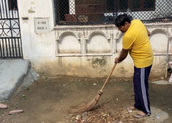 सफाई कर्मियों की हड़ताल से सेक्टर में गंदगी के लगे ढेर, सेक्टर वासियों ने झाड़ू उठा कर दिया साफ-सफाई का संदेश