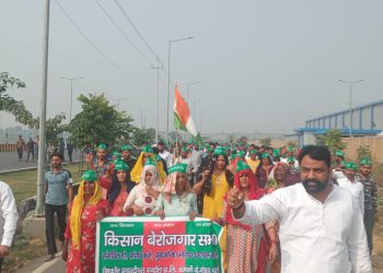 स्थानीय युवाओं को रोजगार देने की मांग को लेकर कंपनी पर किसानों व महिलाओं ने किया प्रदर्शन