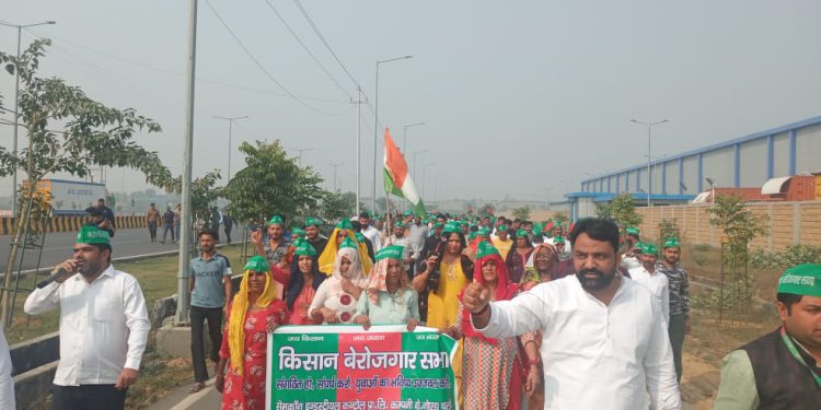 स्थानीय युवाओं को रोजगार देने की मांग को लेकर कंपनी पर किसानों व महिलाओं ने किया प्रदर्शन