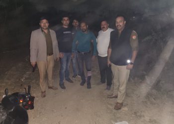 मोबाइल लुटेरे से बिसरख पुलिस की देर रात हुई मुठभेड़, दो बदमाशों के पैर में गोली लगने से घायल