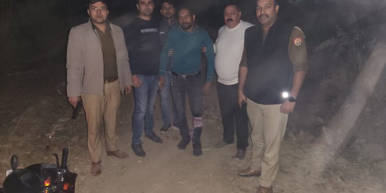 मोबाइल लुटेरे से बिसरख पुलिस की देर रात हुई मुठभेड़, दो बदमाशों के पैर में गोली लगने से घायल