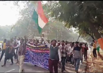 मांगो को लेकर धरना दे रहे सफाई कर्मचारियों ने निकाला पैदल मार्च, कल डीएम को देंगे ज्ञापन