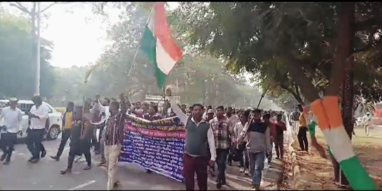 मांगो को लेकर धरना दे रहे सफाई कर्मचारियों ने निकाला पैदल मार्च, कल डीएम को देंगे ज्ञापन
