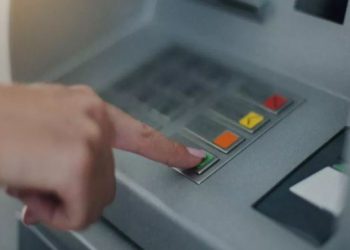 नोएडा में गलती से ट्रांसफर हो गए बैंक के 26 लाख रुपये, आरोपी ने तुरंत निकाल ली सारी रकम