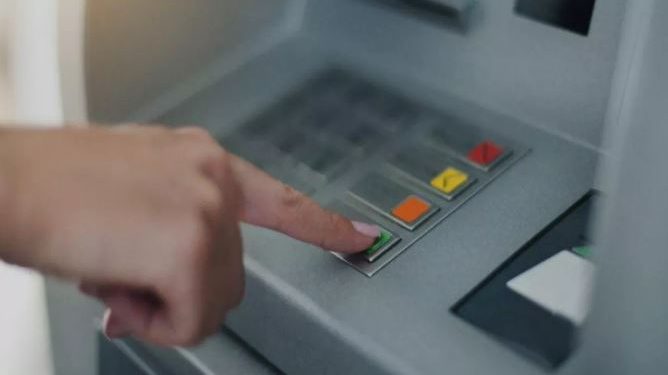 नोएडा में गलती से ट्रांसफर हो गए बैंक के 26 लाख रुपये, आरोपी ने तुरंत निकाल ली सारी रकम