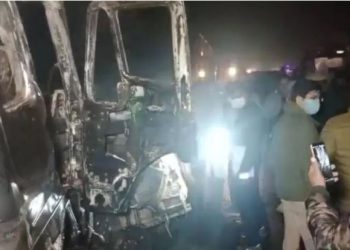 बरेली में टायर फटने पर कार डंपर से टकराई, दरवाजे लॉक होने से बच्चे समेत आठ लोग जिंदा जले