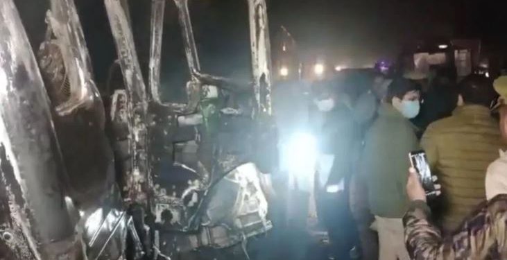 बरेली में टायर फटने पर कार डंपर से टकराई, दरवाजे लॉक होने से बच्चे समेत आठ लोग जिंदा जले