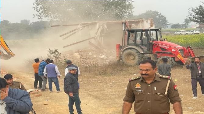 नोएडा एयरपोर्ट के पास अवैध कॉलोनियों पर चला बुलडोजर, 128 करोड़ की जमीन से हटा कब्जा