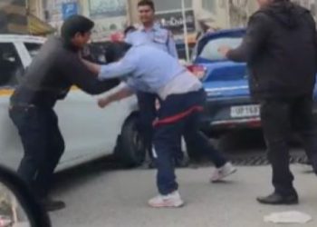 स्टेलर जीवन सोसाइटी के गेट पर कैब ड्राइवर को दौड़ा-दौड़ाकर लात-घूसों से पीटा, खड़े होकर देखते रहे सिक्योरिटी वाले, Video