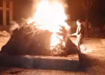 मायके वालों ने जलती चिता से निकाली बेटी की डेड बॉडी, ससुरालियों पर लगाया हत्या का आरोप