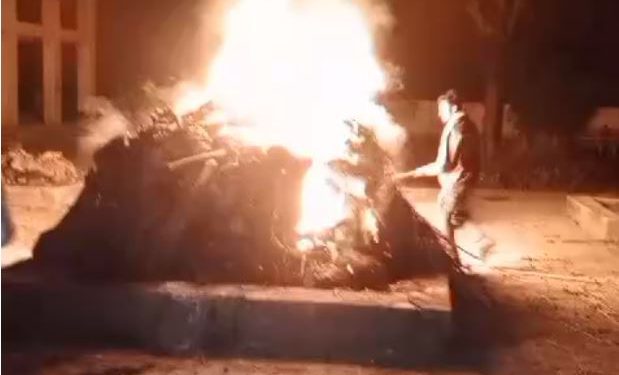 मायके वालों ने जलती चिता से निकाली बेटी की डेड बॉडी, ससुरालियों पर लगाया हत्या का आरोप