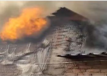 दिल्ली में कागज के गोदाम में लगी भीषण आग, मौके पर पहुंचीं दमकल की 23 गाड़ियां