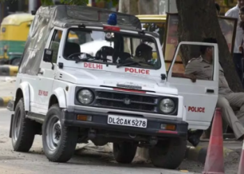 15 दिन से बंद पड़े फ्लैट से आई बदबू तो पड़ोसियों ने बुलाई पुलिस, सड़ी-गली हालत में मिली महिला की लाश