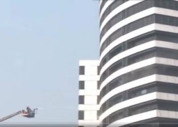 दिल्ली: कनॉट प्लेस की गोपालदास बिल्डिंग में लगी भीषण आग पर काबू, क्रेन से 11वीं मंजिल पर पहुंचे थे दमकलकर्मी