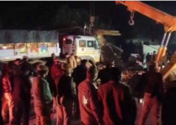 यूपी के इटावा में बड़ा हादसा, ढाबे में घुसा बेकाबू ट्रक, तीन लोगों की मौत