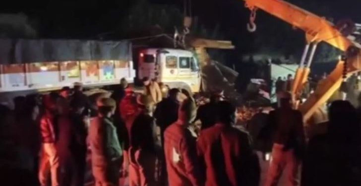 यूपी के इटावा में बड़ा हादसा, ढाबे में घुसा बेकाबू ट्रक, तीन लोगों की मौत