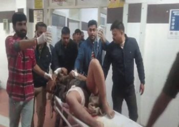 बदमाश ने पुलिस टीम पर की ताबड़तोड़ फायरिंग, एक जवान को लगी गोली; बदमाश को लिया हिरासत में