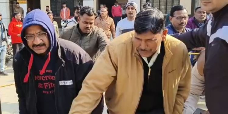 सादे कपड़ों में पहुंची टीम, बाज जैसा झपट्टा मारा और कानूनगो को कर लिया गिरफ्तार, हक्के-बक्के रह गए कर्मचारी