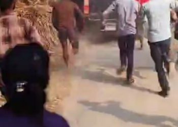 सिपाही ने JCB चालक को पीटा, आक्रोशित ग्रामीणों ने दौड़ा दी पुलिस की जीप; VIDEO हो रहा है वायरल