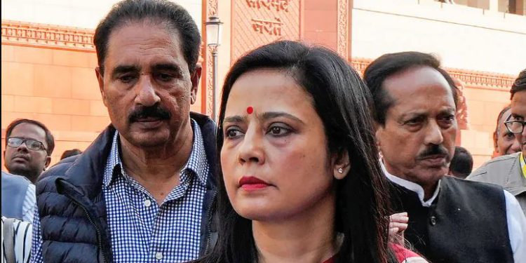 ‘कैश फॉर क्वेरी’ केस: महुआ मोइत्रा ने संसद की सदस्यता से निष्कासन को सुप्रीम कोर्ट में दी चुनौती