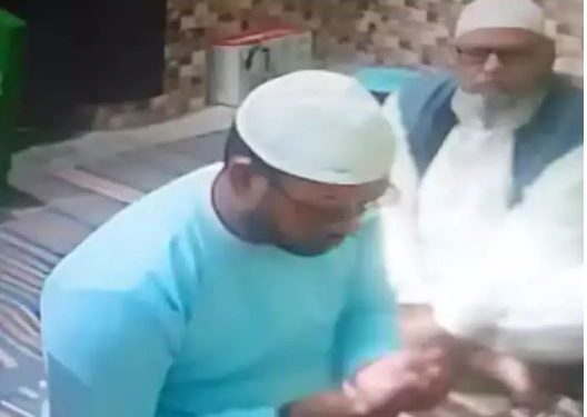UP: टोपी पहन मस्जिद पहुंचे, नमाज पढ़ी… नायब तहसीलदार ने किया धर्म परिवर्तन!