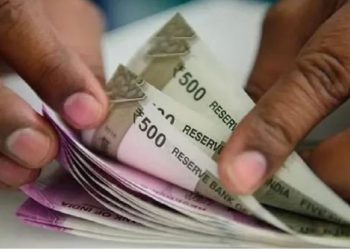 नोएडा में प्राइवेट बैंक असिस्टेंट मैनेजर पर 28.7 करोड़ की धोखाधड़ी का आरोप, पत्नी और मां सहित कई पर FIR