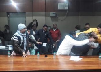 शामली पालिका की बोर्ड बैठक में भिड़े सभासद, जमकर चले लात-घूंसे, Video वायरल