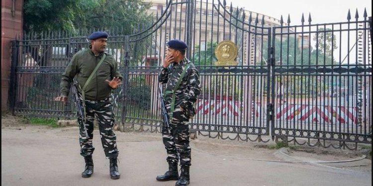 संसद में सुरक्षा चूक: गृह मंत्रालय ने गठित की कमेटी, जांच करेंगे CRPF DG