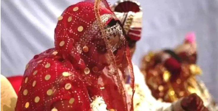 55 हजार के लिए भाई-बहन ही बन गए दुल्हा-दुल्हन! हाथरस सामूहिक विवाह में फर्जीवाड़ा