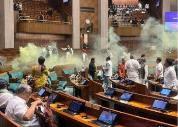 लोकसभा की सुरक्षा में बड़ी चूक, दर्शक दीर्घा से सदन में कूदे 2 शख्स, स्मोक बम का किया इस्तेमाल
