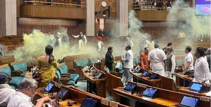 लोकसभा की सुरक्षा में बड़ी चूक, दर्शक दीर्घा से सदन में कूदे 2 शख्स, स्मोक बम का किया इस्तेमाल