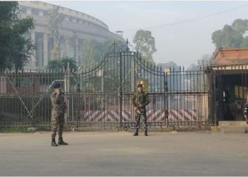 संसद में सुरक्षा की चूक मामले में लोकसभा सचिवालय के 8 कर्मचारी सस्पेंड, स्पीकर ने दिए जांच के आदेश