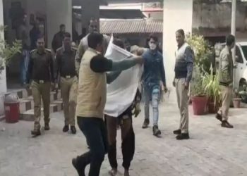 ‘मैं बचूंगा नहीं, मेरी मौत के जिम्मेदार…’, पुल‍िस अधि‍कारी की प्रताड़ना से परेशान युवक ने SP ऑफ‍िस में खुद को लगाई आग