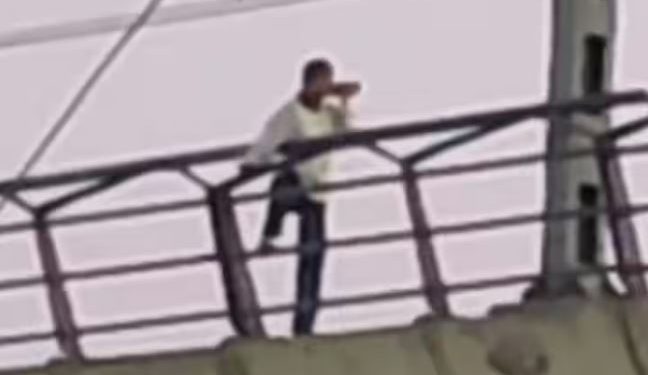 छात्रा ने की मेट्रो ट्रैक से छलांग लगाने की कोशिश, माता-पिता से हुई थी बहस