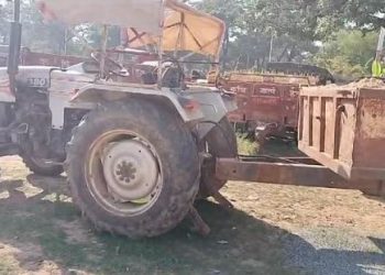 खनन माफिया बेखौफ: पहले की वन कर्मियों से अभद्रता, जंगलात टीम पर ट्रैक्टर-ट्रॉली चढ़ाने की कोशिश, ऐसे हुए फरार